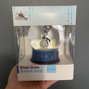 Olafs Frozen Adventure snow globe